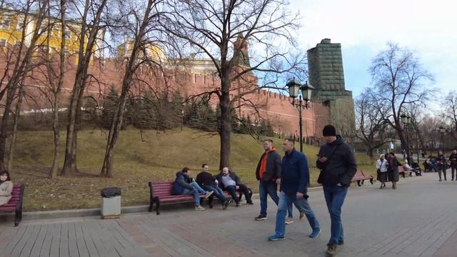 2_Moscow, Russia: walk along the Alexander Garden and further along the walls of the Kremlin смотреть онлайн