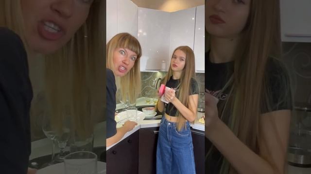 Как я мою посуду || Каждая мама такая #shorts смотреть онлайн