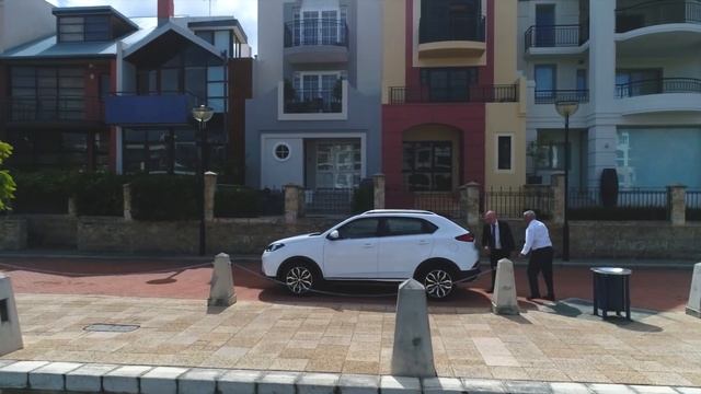 John Hughes Test Drive MG GS смотреть онлайн