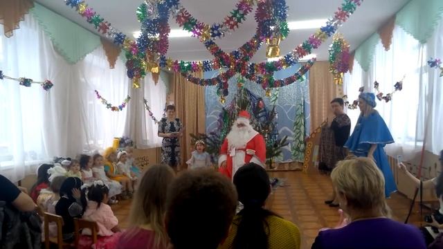 Новый год в д.саду. Танец зайчат.Алина рассказывает стих. смотреть онлайн