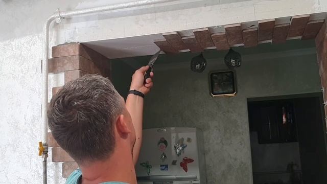 Снова клею плитку на потолок. смотреть онлайн