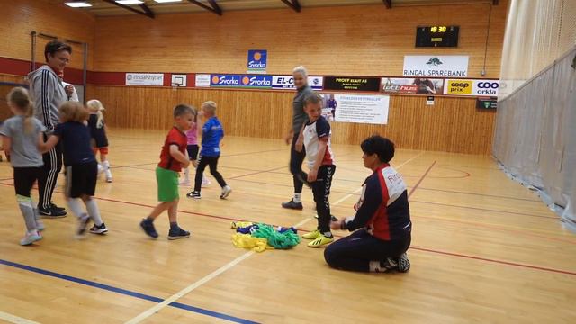 Fotballtrening i Rindalshuset смотреть онлайн