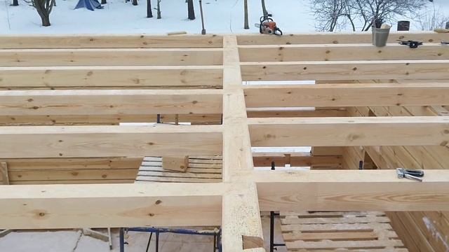 Деревянные балки перекрытия в доме из бруса.