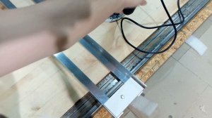 Рейсмус из ручного фрезера с регулируемой направляющей.