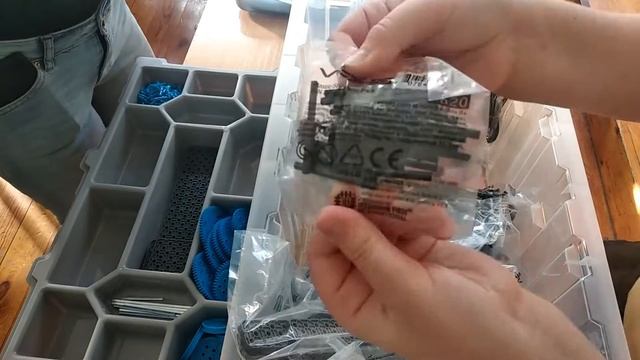 Распаковка образовательного модуля для изучения робототехники VEX IQ смотреть онлайн