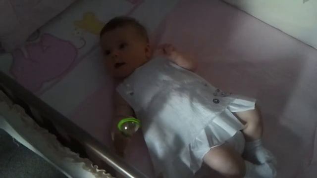 Полиночка Играет с погремушкой смотреть онлайн