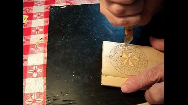 Геометрическая резьба по дереву. Вырезание розетки смотреть онлайн