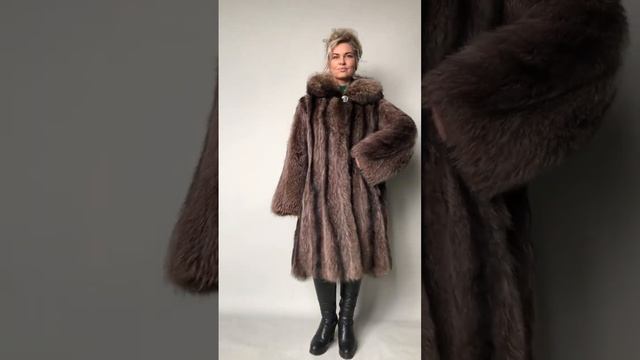 Шуба енот с капюшоном в отличном состоянии за 14500 ₽, дл.95 см р.48-50 на сайте furprice.ru /11857 смотреть онлайн