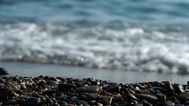 Крупный план галечного пляжа в летний полдень. Морской фон для медитации и созерцания природы смотреть онлайн
