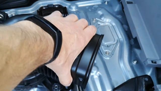 Honda Insight - замена вентилятора ВВБ (video1) смотреть онлайн