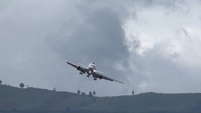 Beautiful Landing LUFTHANSA MD-11 In Mariscal Sucre Airport / Quito - Ecuador смотреть онлайн