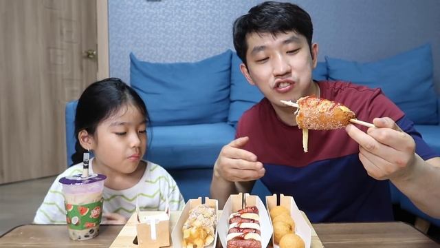 УЛИЧНАЯ ЕДА В КОРЕЕ! ПРОБУЕМ НЕОБЫЧНЫЕ КОРЕЙСКИЕ КОРН-ДОГИ/НИКОЛАЙ ПО-КОРЕЙСКИ смотреть онлайн