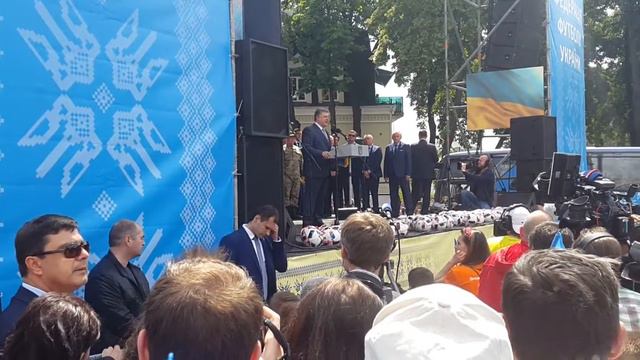 Президент Порошенко напутствует сборную Украины перед ЕВРО