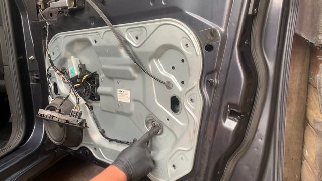 Ford C-Max 2003-2010 Front Driver door lock remove. смотреть онлайн