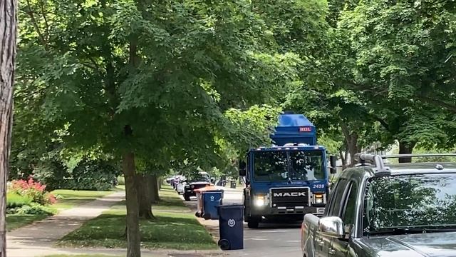 Republic Services Mack Heil Python on Trash Pick up смотреть онлайн