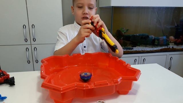 BeyBlade Burst - распаковка! смотреть онлайн