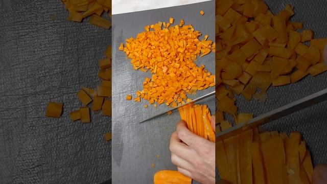 Кухонная медитация с морковкой и шуткой в конце про мужские ладошки и картошку. смотреть онлайн