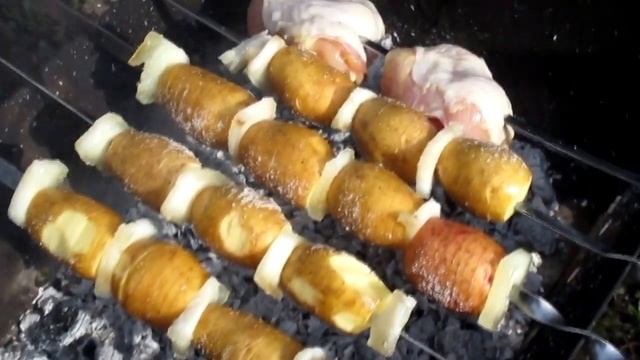 Обязательно приготовьте! Бесподобная КАРТОШКА-гармошка на шампурах на мангале. Картофельный ШАШЛЫК смотреть онлайн