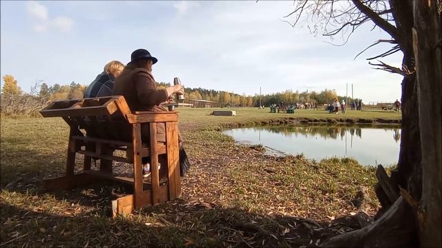 Эко-парк Ковалевка. Козочки-попрошайки. смотреть онлайн