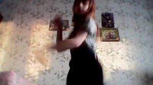Надя танцует под песню короче юбку по короче.