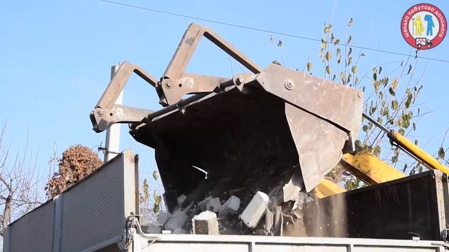Демонтаж здания тяжелой техникой смотреть онлайн