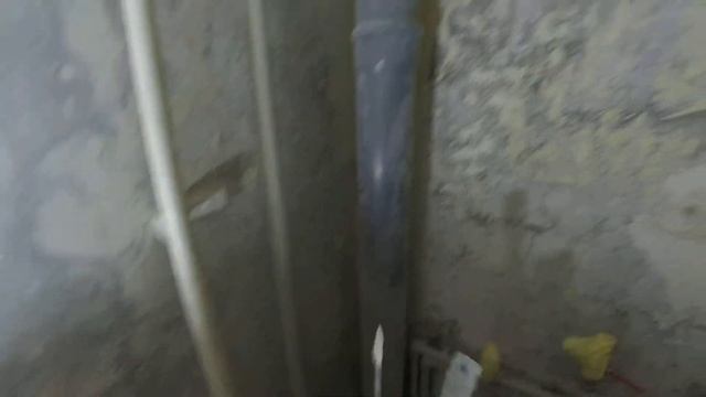 Шпаклюем Узкими Шпателями (2см. 4см.) Заделываем щели вокруг трубы в санузле.