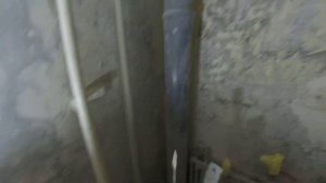 Шпаклюем Узкими Шпателями (2см. 4см.) Заделываем щели вокруг трубы в санузле.