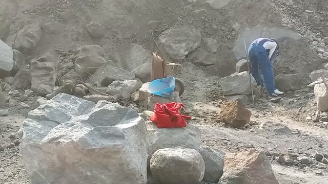 A LARGE ROCK FELL FROM THE TOP OF THE CLIFF AND SHATTERED IT INTO PIECES смотреть онлайн