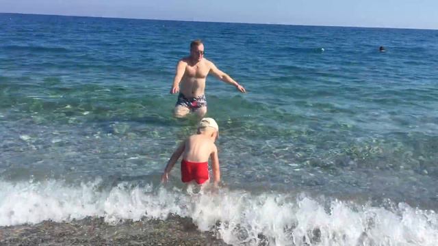 Малыш первый раз на море смотреть онлайн