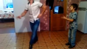 ЦЫГАНЯТА ТАНЦУЮТ ДОМА