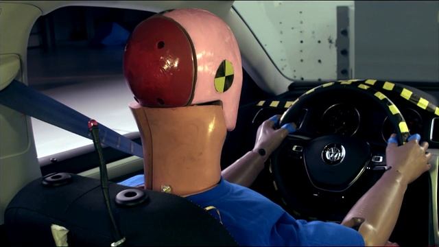 2016 Volkswagen Passat driver-side small overlap crash test (extended footage) смотреть онлайн