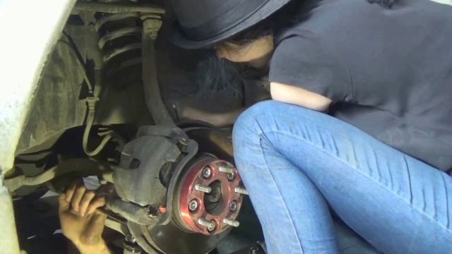 Трудовые будни девушки-автомеханика Настя Туман смотреть онлайн
