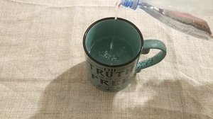 The sound of pouring water into a glass/Звук наливания воды в стакан