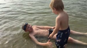 Как малыши и дети купаются на море.