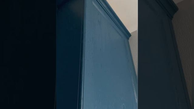 Кухня классика синяя с деревянной столешницей. смотреть онлайн