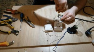 3. Электрика для начинающих. Лампочка от розетки через выключатель.