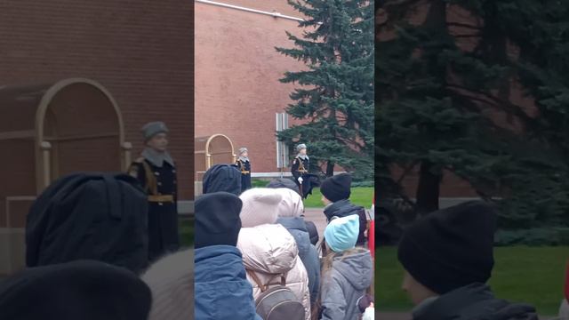 смена караула в Москве нереально но очень красиво это все было. Мне понравилось очень. смотреть онлайн