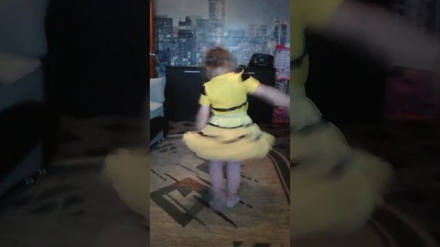 Пчёлка костюм на новый год... смотреть онлайн