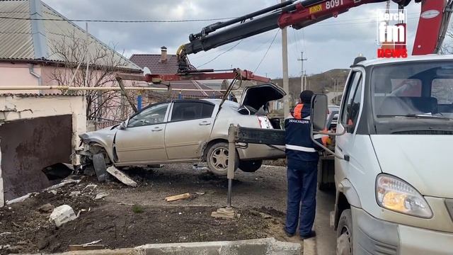 Автомобиль врезался в частный дом: снесен забор с калиткой, поврежден гараж смотреть онлайн