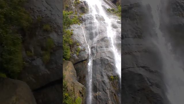 Bambarakanda waterfalls in Kalupahana,Badulla,Sri Lanka. смотреть онлайн