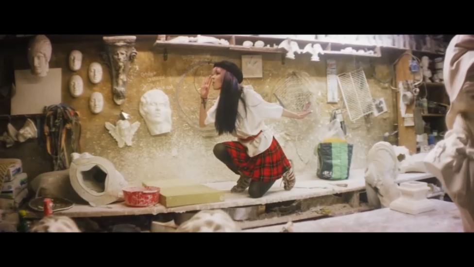 Grimes ♫ California смотреть онлайн