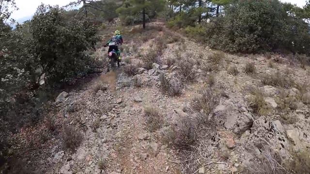 Спуск на 1 км по вертикали по горам и скалам на мотоцикле смотреть онлайн