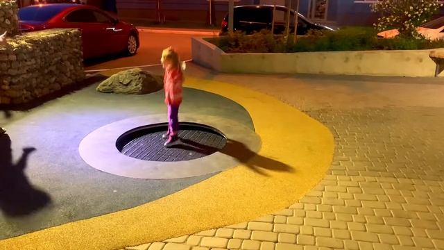 Алиса гуляет с папой на детской площадке, прыгает по камням, на батуте и примеряет новые очеи! смотреть онлайн