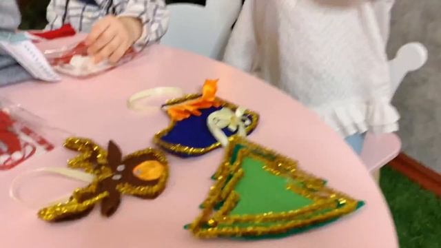 Как украсить дом к Новому Году. Распаковка НОВОГОДНИХ игрушек. Юля украшает елку на Новый год. смотреть онлайн