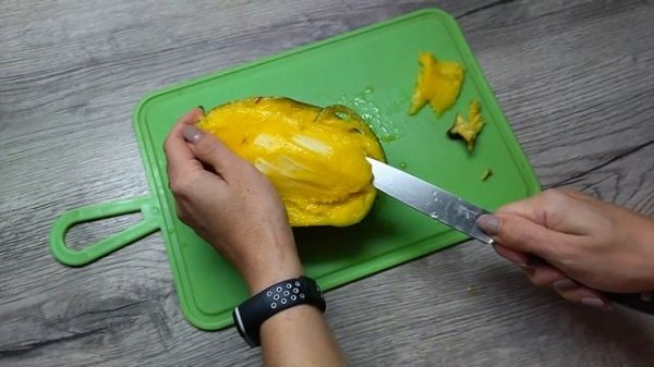 Cutting mango for the first time - getting pineapple ?