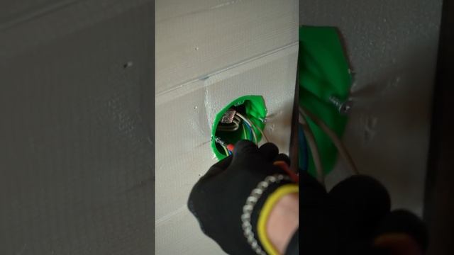 Как смонтировать выключатель самостоятельно. Видеоинструкция #выключатель #розетка #ремонт #монтаж смотреть онлайн