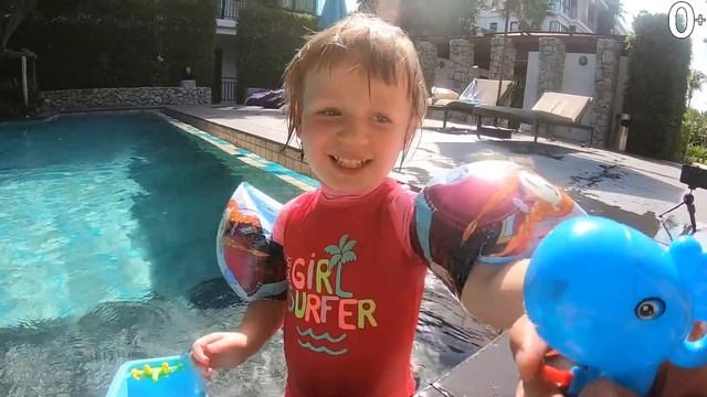 Учимся плавать в детском бассейне и играем в игрушки смотреть онлайн