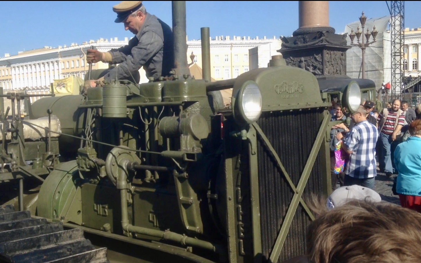 запуск древнего трактора