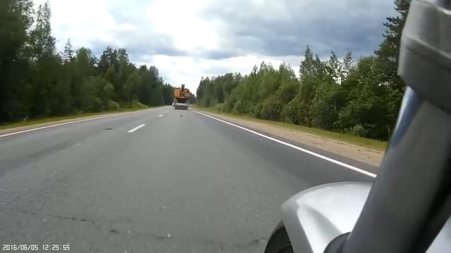 Лопнуло колесо у фуры. Трасса М9 смотреть онлайн