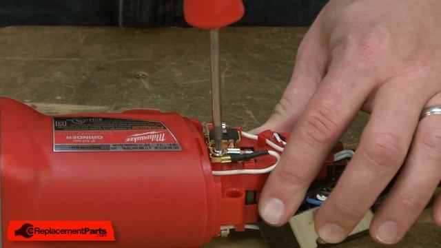 Milwaukee Grinder Repair - Replacing the Carbon Brushes (Milwaukee Part # 22-18-2250) смотреть онлайн